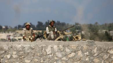 Armed men launched a series of attacks on Sunday on security checkpoints in the North Sinai towns of Sheikh Zuweid and El Arish close to Egy